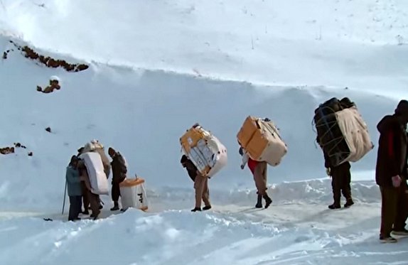آیا سفره نان کولبران پر برکت می‌شود؟/ وعده های جدید برای حمایت از مرزنشینان
