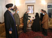تقدیم نشان درجه یک نصر به دانشمند شهید فخری‌زاده