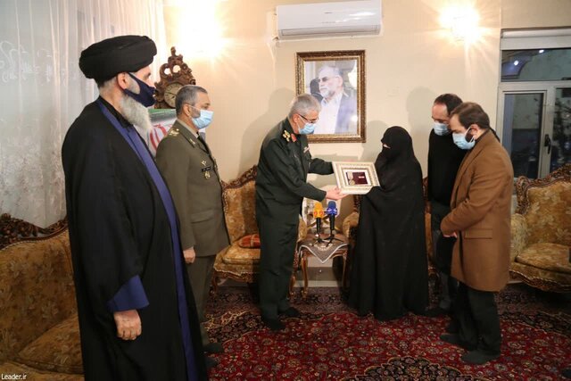 تقدیم نشان درجه یک نصر به دانشمند شهید فخری‌زاده