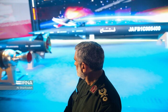 موشک هایپرسونیک «فتاح» رونمایی شد
