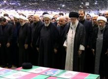 رهبر انقلاب بر پیکر شهدای خدمت نماز اقامه کردند