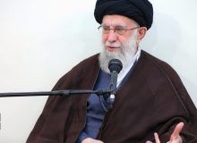 حضور رهبر انقلاب در منزل رئیس‌ جمهور شهید