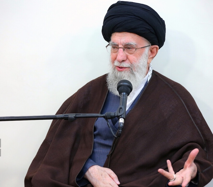 حضور رهبر انقلاب در منزل رئیس‌ جمهور شهید