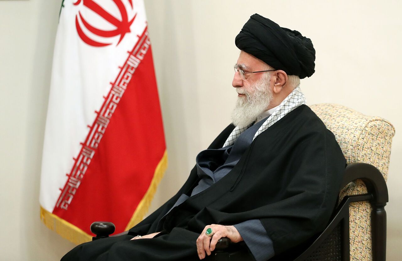 رهبر انقلاب: تشییع مردمی رئیس‌جمهور پیام قوت جمهوری اسلامی به همه‌ی دنیا بود