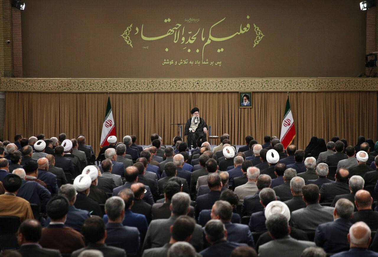 رهبر انقلاب: موفقیت رئیس جمهور و دولت جدید، موفقیت همه ما است
