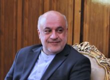 هدیه رهبر انقلاب به سفیر ایران در لبنان