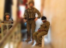 نیویورک تایمز اذعان کرد: اسرائیل از فلسطینی‌ها به عنوان سپر انسانی استفاده می‌کند