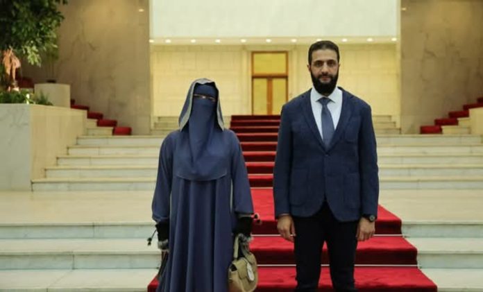 جنجال اولین ظهور علنی همسر الجولانی در رسانه های عربی و واکنش وی به سوالی پیرامون همسرش