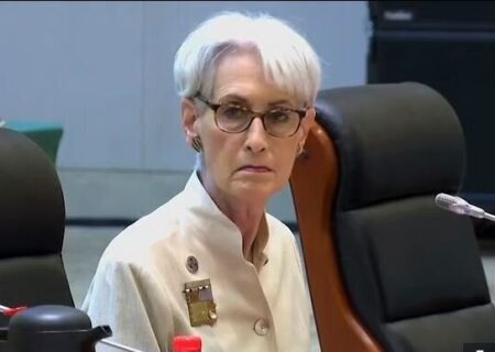 شرمن:با حمله اسرائیل«شعار مرگ بر آمریکا» را در خیابان‌های تهران می‌شنوید/ ایران توافق کند؟ به نظرم ما فاصله زیادی با آن نقطه داریم/این هویت ایران نیست