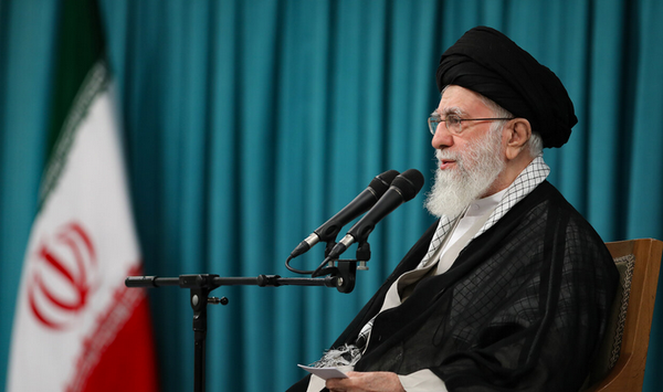 حضرت آیت‌الله خامنه‌ای: آمریکایی‌ها بدانند ملت ایران تسلیم‌شدنی نیست/ تمجید از رفتار مردم