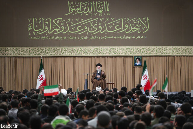 رهبر انقلاب: ۱۳ آبان باید در تاریخ و حافظه ملی بماند/ اختلاف ایران و آمریکا ذاتی است