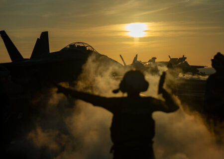 آسوشیتدپرس: فشار نبرد با یمن، نیروی دریایی آمریکا را به مرز جنون رساند