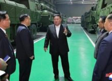 رهبر کرهشمالی از موشکاندازهای جدید رونمایی کرد