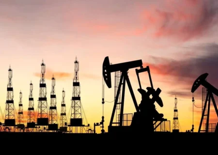 کاهش قیمت نفت همزمان با توافق ایران و آمریکا برای مذاکره