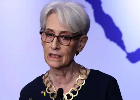 وندی شرمن: عراقچی حریف بسیار جدی‌ای است/ هر توافقی ممکن است با فشار اسرائیل و کنگره آمریکا روبه‌رو شود