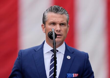 وزیر جنگ آمریکا: ترامپ به دنبال راه‌حل از طریق مذاکره با ایران است