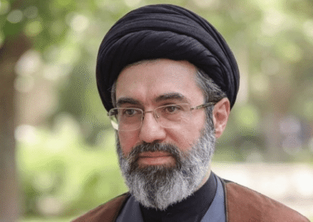رهبر انقلاب: حضور مردم در میدان همانند ۴۰ روز گذشته استمرار داشته باشد