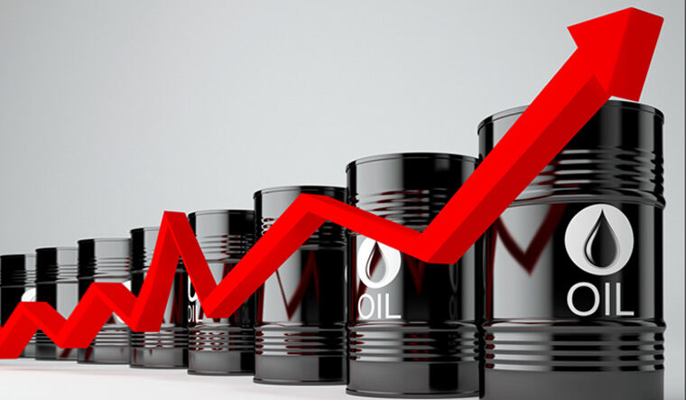 اکونومیست از احتمال جهش قیمت نفت در آینده نزدیک خبر داد