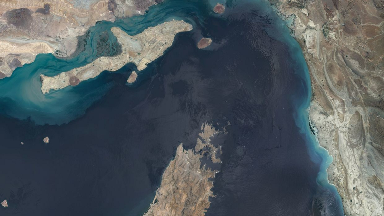 تنگه هرمز، میدان نبرد روایتهای متناقض؛آیا توافق ایران و آمریکا از تنگه هرمز عبور میکند؟