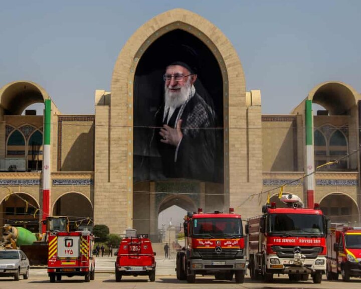 گاردین: سوگواری عظیم و حماسی برای رهبر شهید ایران پیام مقاومت به جهان است