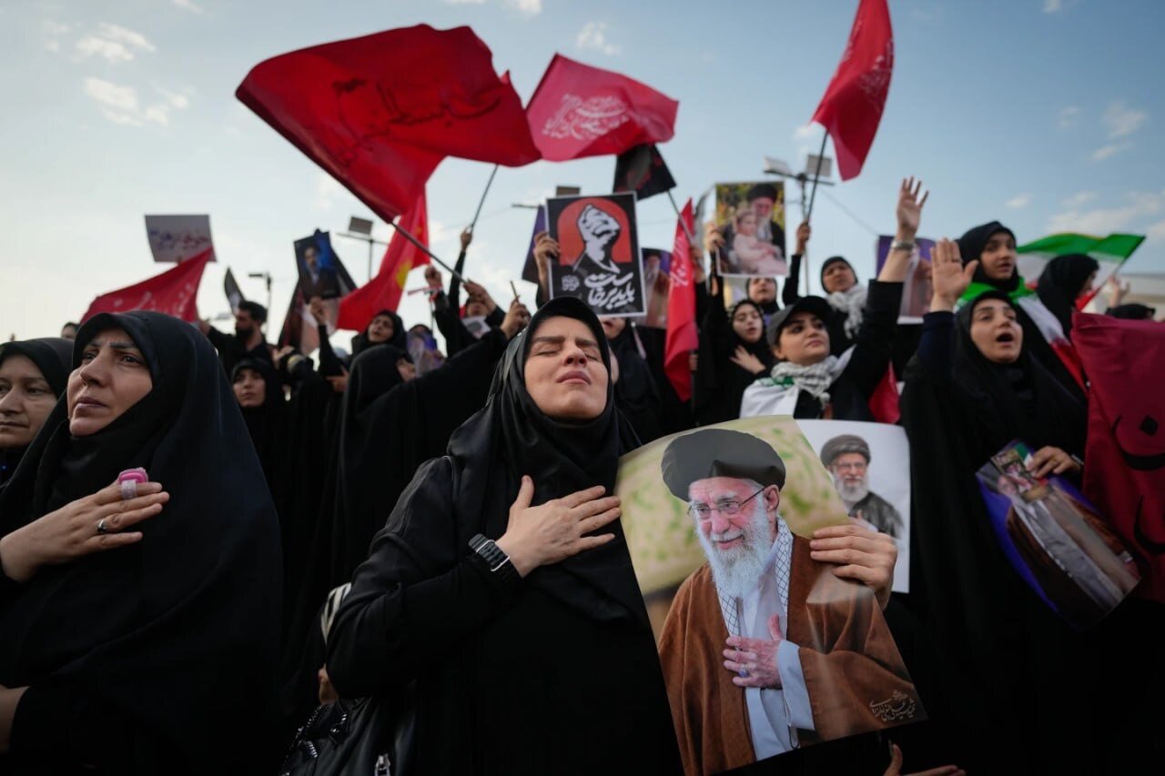 الجزیره: قدرت نمایی تهران در مراسم ۲۰ میلیونی وداع با رهبر شهید انقلاب