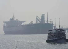 عبور «چراغ خاموش» نفتکش‌ها از تنگه هرمز با اسکورت آمریکا