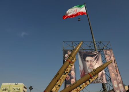 رویترز به نقل از مقام ایرانی: تهران خود را برای پاسخ سخت‌تر آماده می‌کند/ فرماندهان ارشد در حال بررسی طرح‌هایی برای گسترش دامنه اهداف احتمالی هستند
